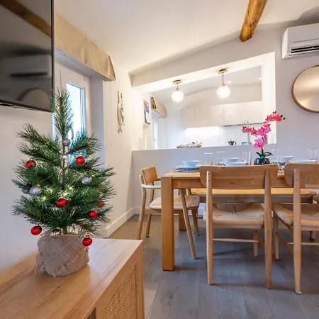 Rare 3 Bedroom 2 Bath Modern With Views In Old Center Lejlighed