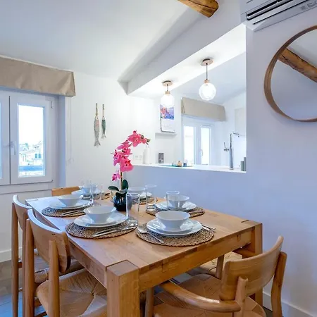 Lejlighed Rare 3 Bedroom 2 Bath Modern With Views In Old Center Antibes